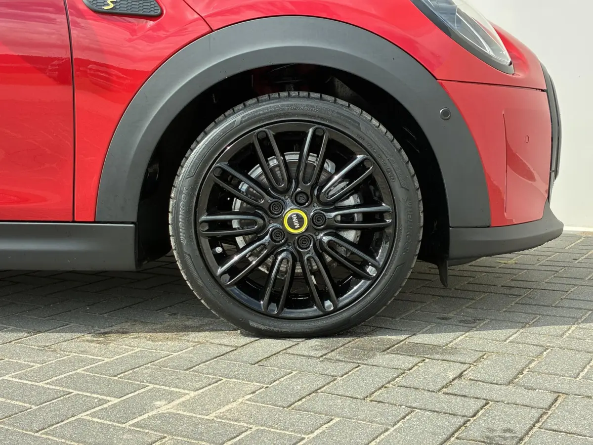 S Yours 33 kWh Premium Plus-pakket / Stoelverwarming / Schuif/open dak / Achteruitrijcamera / Navigatiesysteem / Lederen bekleding / Climate control /