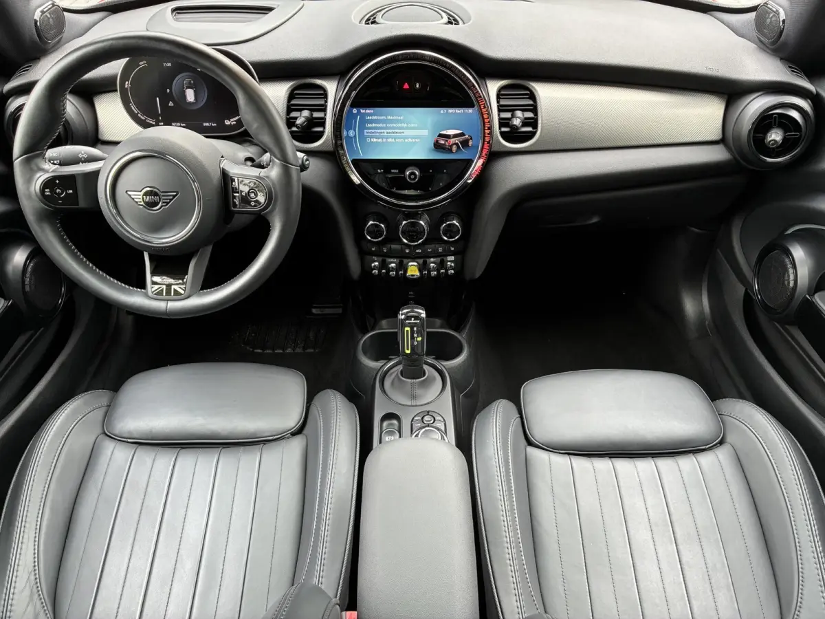 Yours 33 kWh / Cruise control / Stoelverwarming / Schuif/open dak / Achteruitrijcamera / Navigatiesysteem / Lederen bekleding / Climate control /