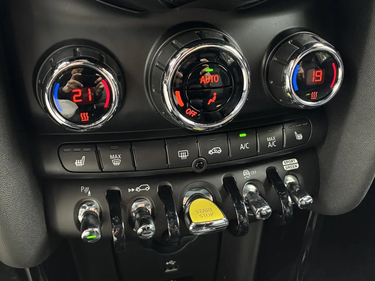 S Yours 33 kWh Premium Plus-pakket / Stoelverwarming / Schuif/open dak / Achteruitrijcamera / Navigatiesysteem / Lederen bekleding / Climate control /