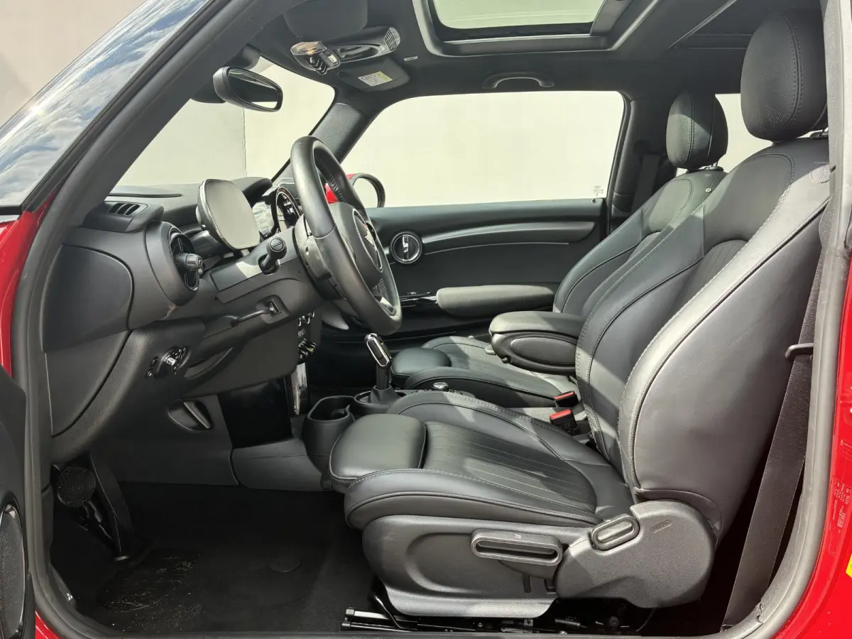 Yours 33 kWh / Cruise control / Stoelverwarming / Schuif/open dak / Achteruitrijcamera / Navigatiesysteem / Lederen bekleding / Climate control /