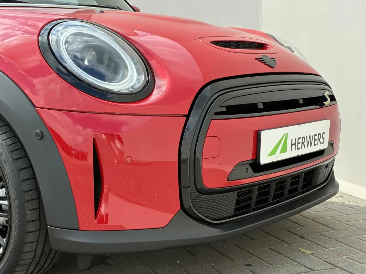 S Yours 33 kWh Premium Plus-pakket / Stoelverwarming / Schuif/open dak / Achteruitrijcamera / Navigatiesysteem / Lederen bekleding / Climate control /