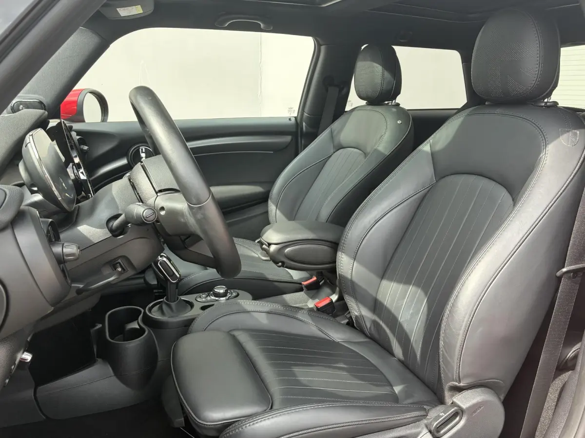 S Yours 33 kWh Premium Plus-pakket / Stoelverwarming / Schuif/open dak / Achteruitrijcamera / Navigatiesysteem / Lederen bekleding / Climate control /