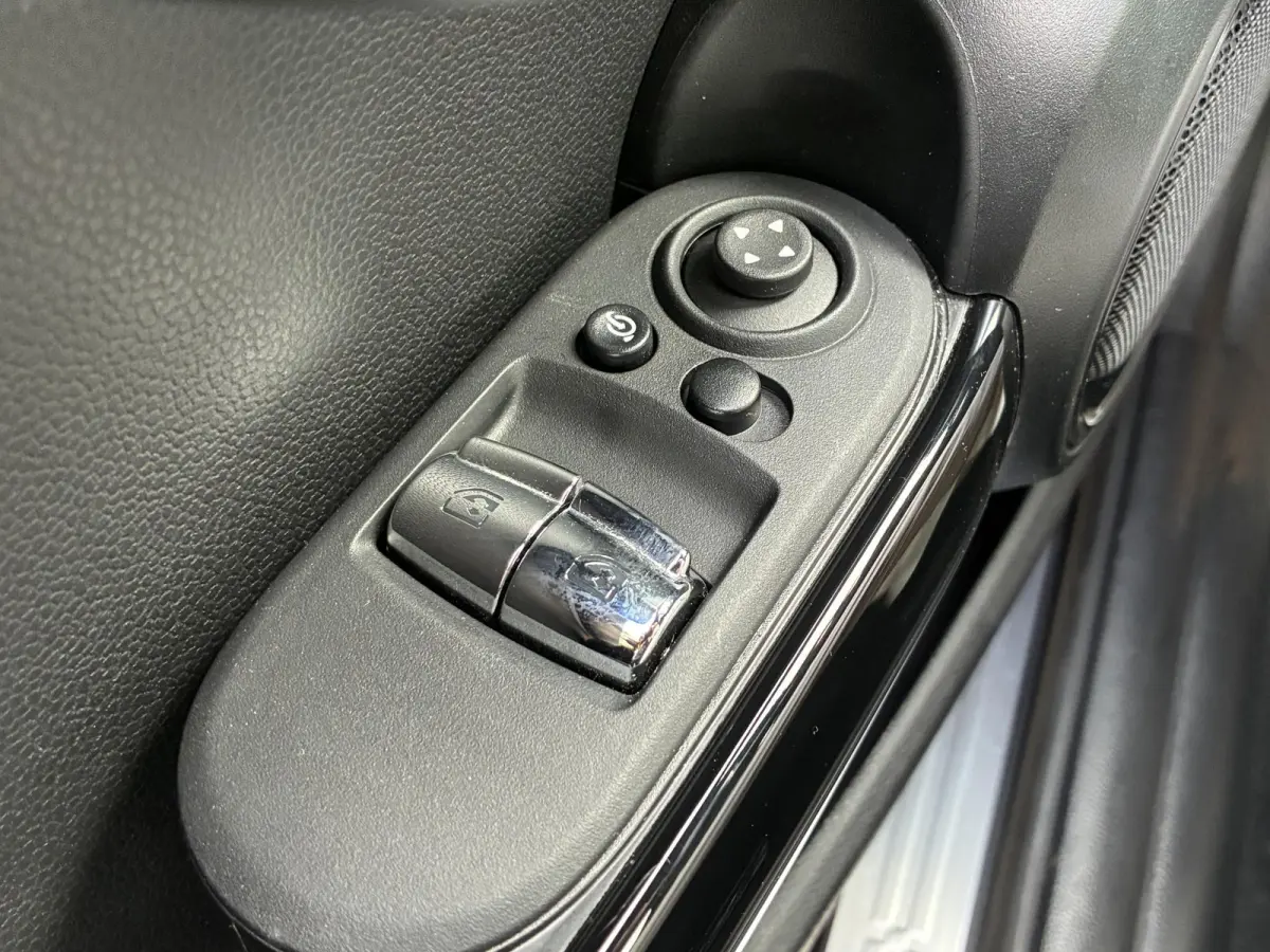 S Yours 33 kWh Premium Plus-pakket / Stoelverwarming / Schuif/open dak / Achteruitrijcamera / Navigatiesysteem / Lederen bekleding / Climate control /