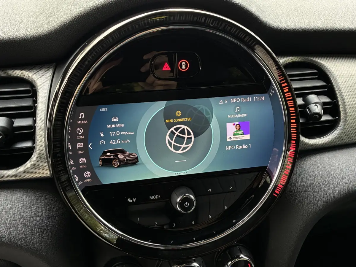 S Yours 33 kWh Premium Plus-pakket / Stoelverwarming / Schuif/open dak / Achteruitrijcamera / Navigatiesysteem / Lederen bekleding / Climate control /