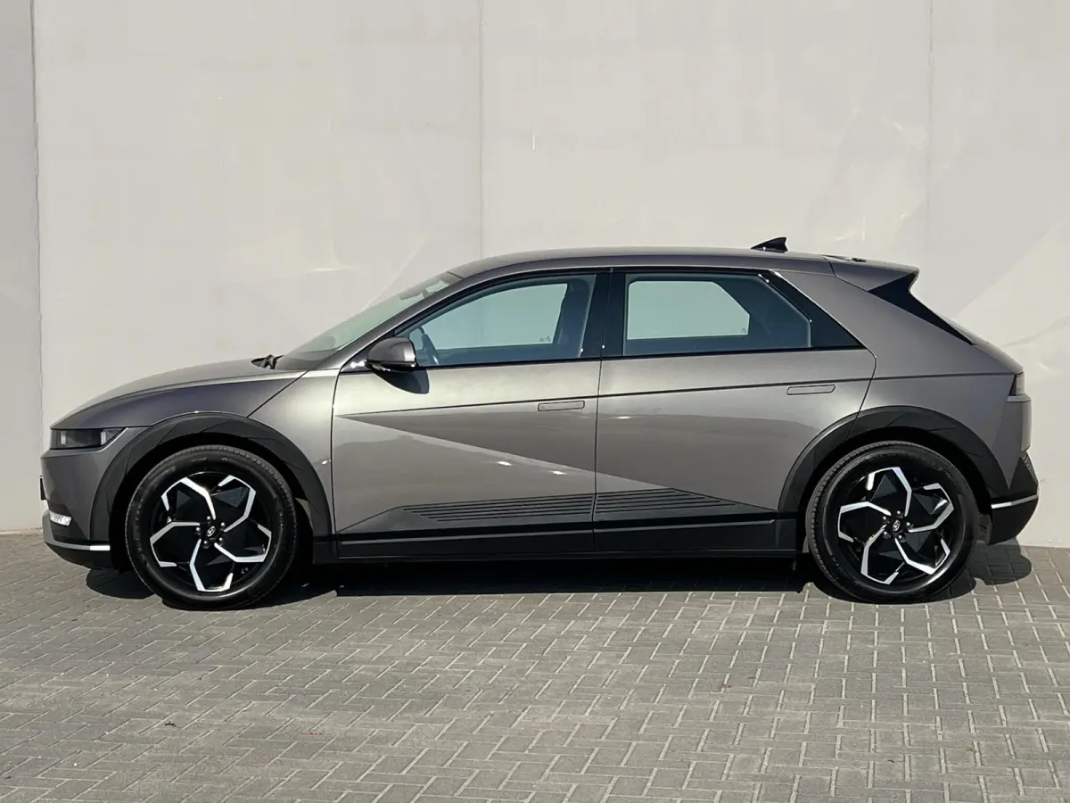 Style 73kWh / Dealer onderhouden / Accu SoH 100 % / Fabrieksgarantie tot 05-2027 / WLTP 481 km stad 686 km / CCS snel laden / warmtepomp / 1.600 kg trekgewicht / Stuur- en stoelverwarming / 