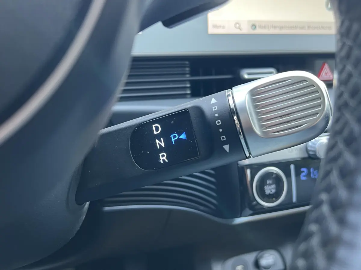 Style 73kWh / Dealer onderhouden / Accu SoH 100 % / Fabrieksgarantie tot 05-2027 / WLTP 481 km stad 686 km / CCS snel laden / warmtepomp / 1.600 kg trekgewicht / Stuur- en stoelverwarming / 