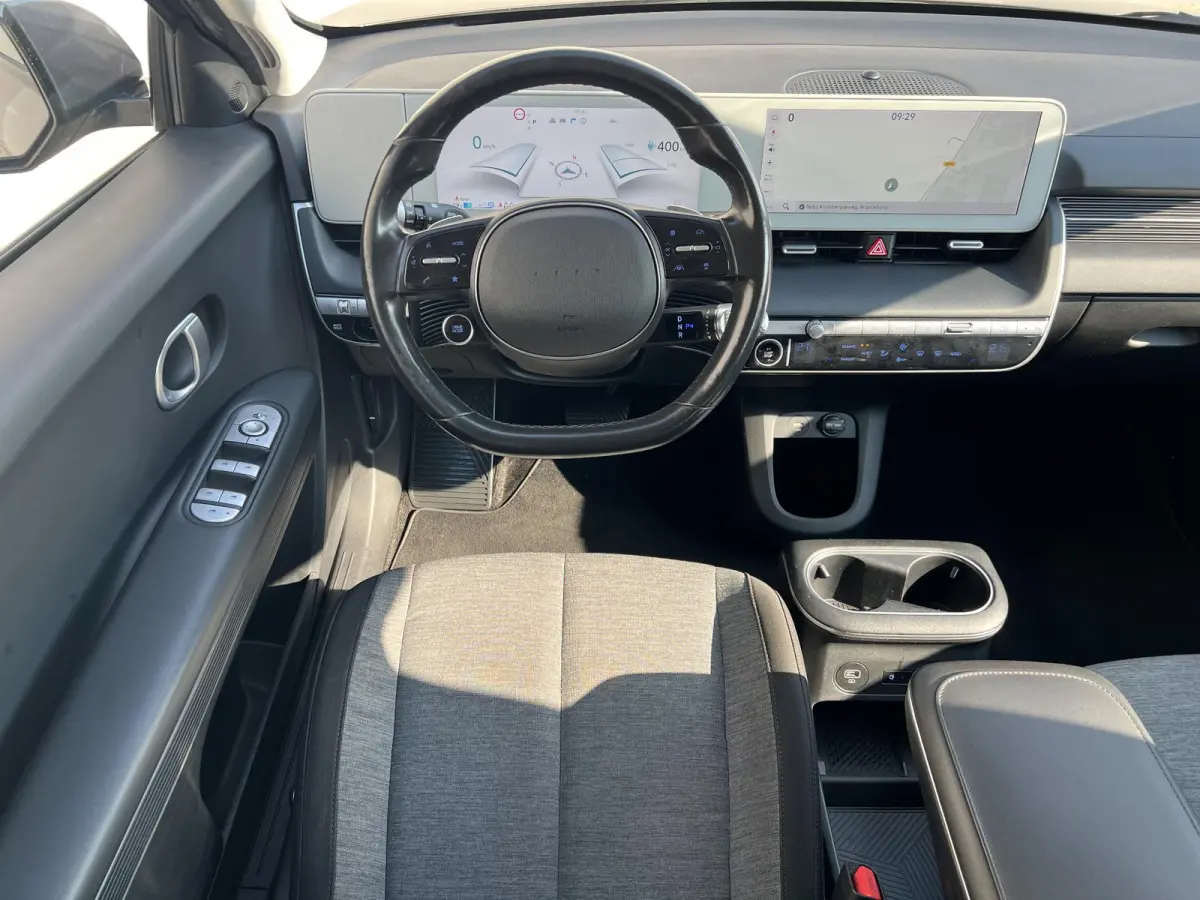 Style 73kWh / Dealer onderhouden / Accu SoH 100 % / Fabrieksgarantie tot 05-2027 / WLTP 481 km stad 686 km / CCS snel laden / warmtepomp / 1.600 kg trekgewicht / Stuur- en stoelverwarming / 