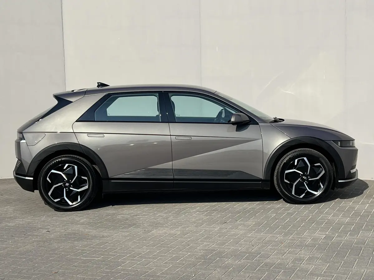 Style 73kWh / Dealer onderhouden / Accu SoH 100 % / Fabrieksgarantie tot 05-2027 / WLTP 481 km stad 686 km / CCS snel laden / warmtepomp / 1.600 kg trekgewicht / Stuur- en stoelverwarming / 