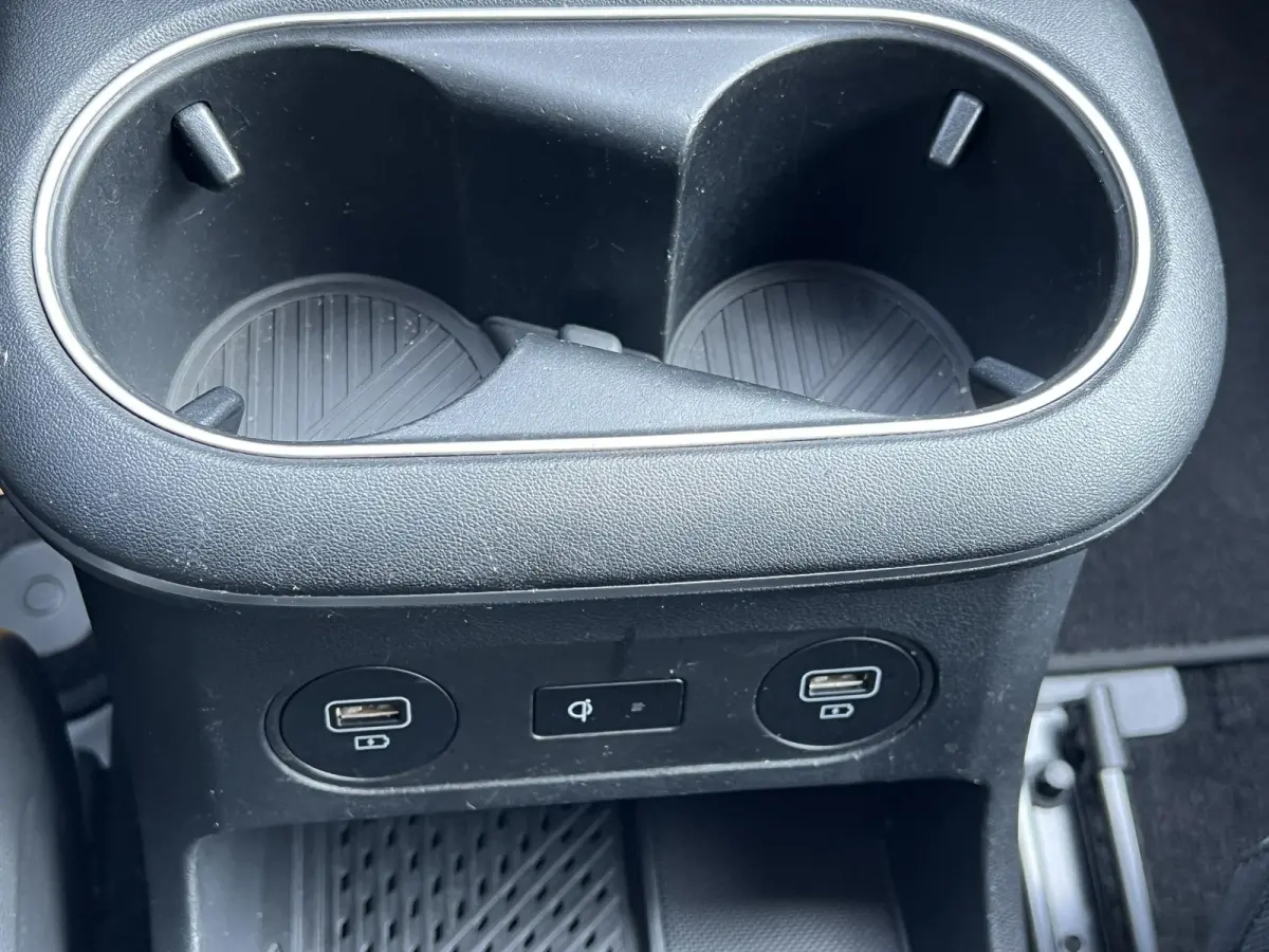 Style 73kWh / Dealer onderhouden / Accu SoH 100 % / Fabrieksgarantie tot 05-2027 / WLTP 481 km stad 686 km / CCS snel laden / warmtepomp / 1.600 kg trekgewicht / Stuur- en stoelverwarming / 