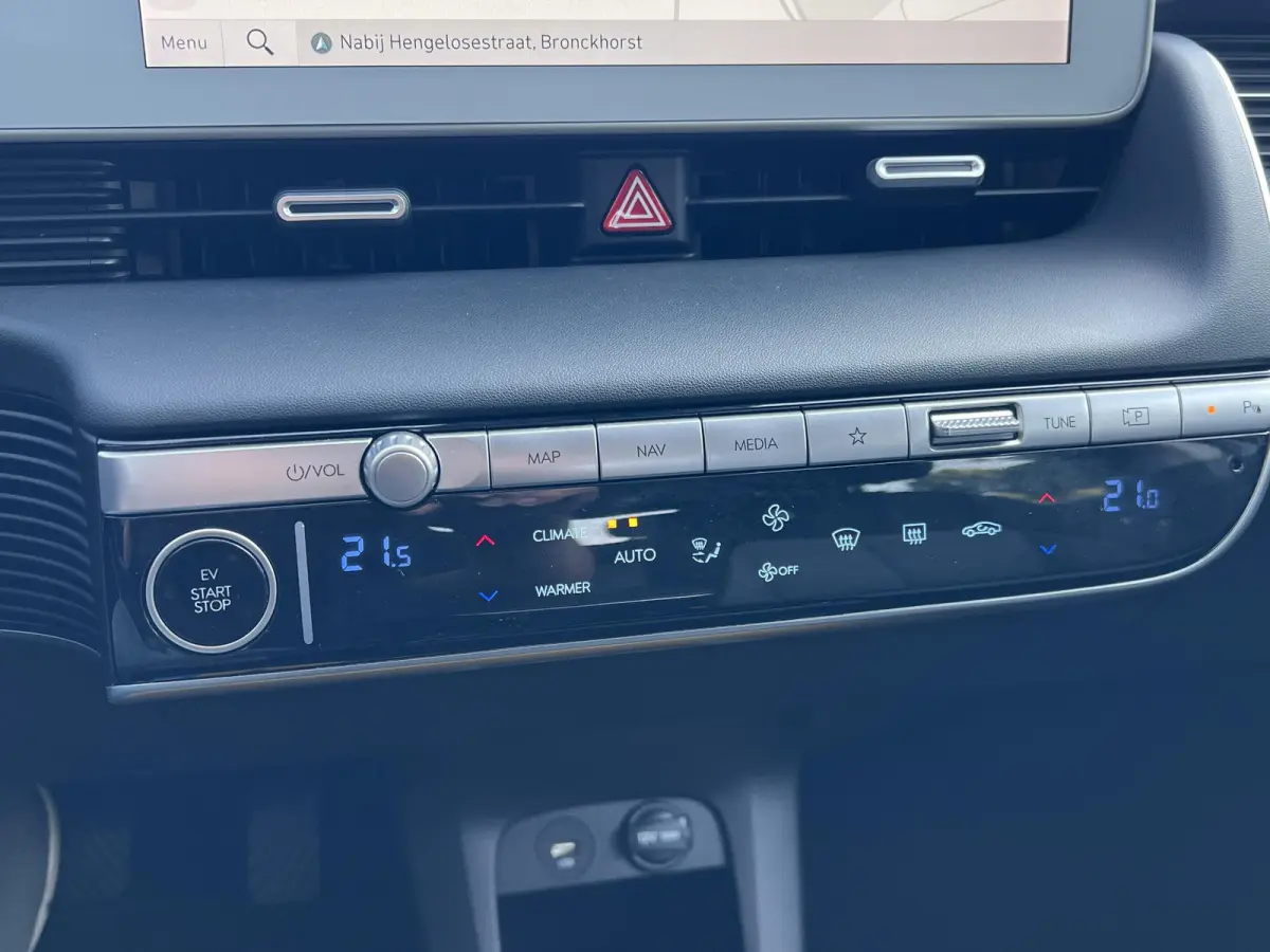 Style 73kWh / Dealer onderhouden / Accu SoH 100 % / Fabrieksgarantie tot 05-2027 / WLTP 481 km stad 686 km / CCS snel laden / warmtepomp / 1.600 kg trekgewicht / Stuur- en stoelverwarming / 
