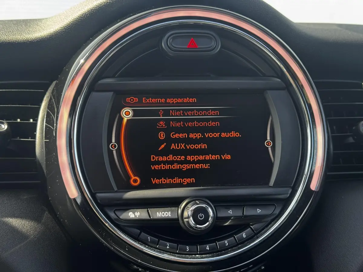 1.5 Cooper Pepper Serious Business / Stoelverwarming voor / Navigatie / Parkeersensoren achter / Panorama Dak /  Airco Climate Control