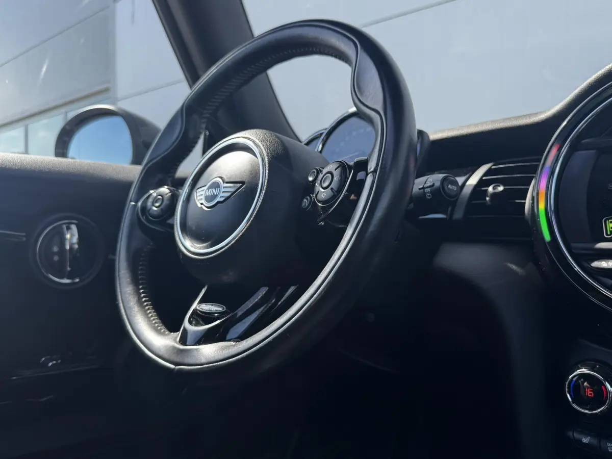 1.5 Cooper Pepper Serious Business / Stoelverwarming voor / Navigatie / Parkeersensoren achter / Panorama Dak /  Airco Climate Control