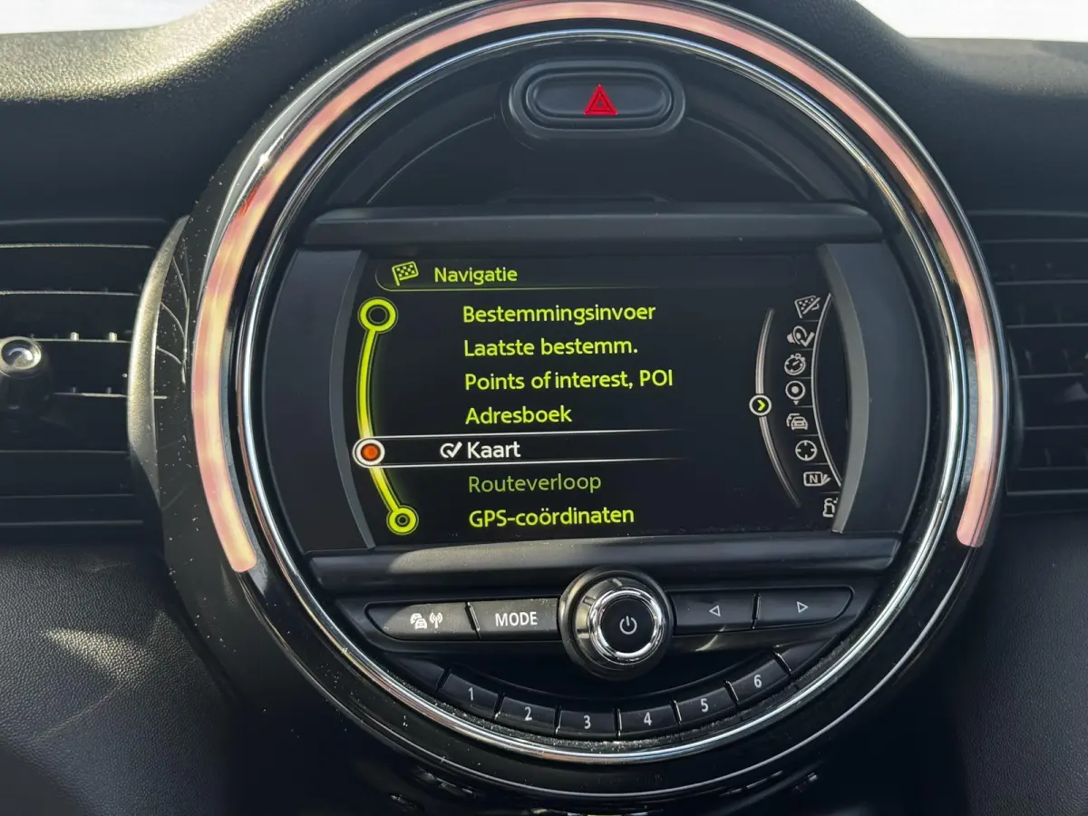 1.5 Cooper Pepper Serious Business / Stoelverwarming voor / Navigatie / Parkeersensoren achter / Panorama Dak /  Airco Climate Control