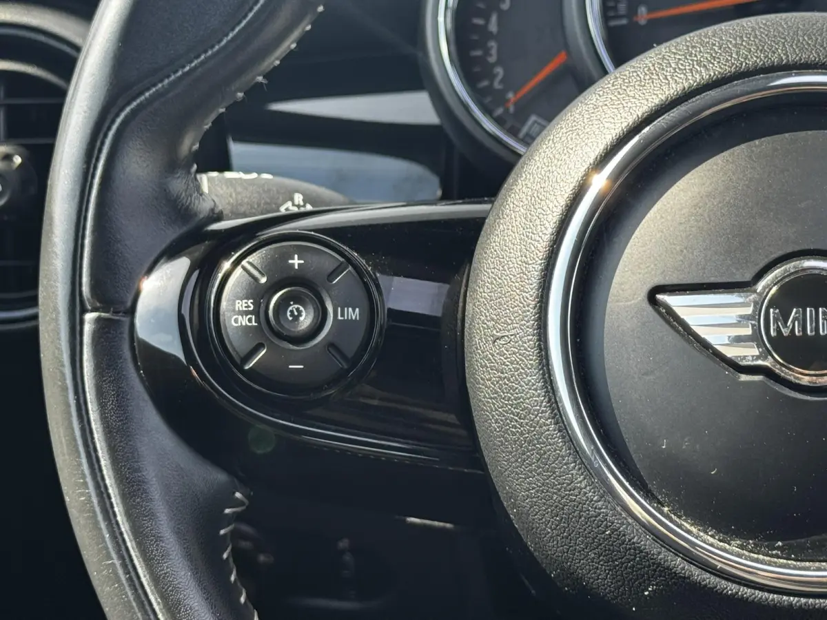 1.5 Cooper Pepper Serious Business / Stoelverwarming voor / Navigatie / Parkeersensoren achter / Panorama Dak /  Airco Climate Control