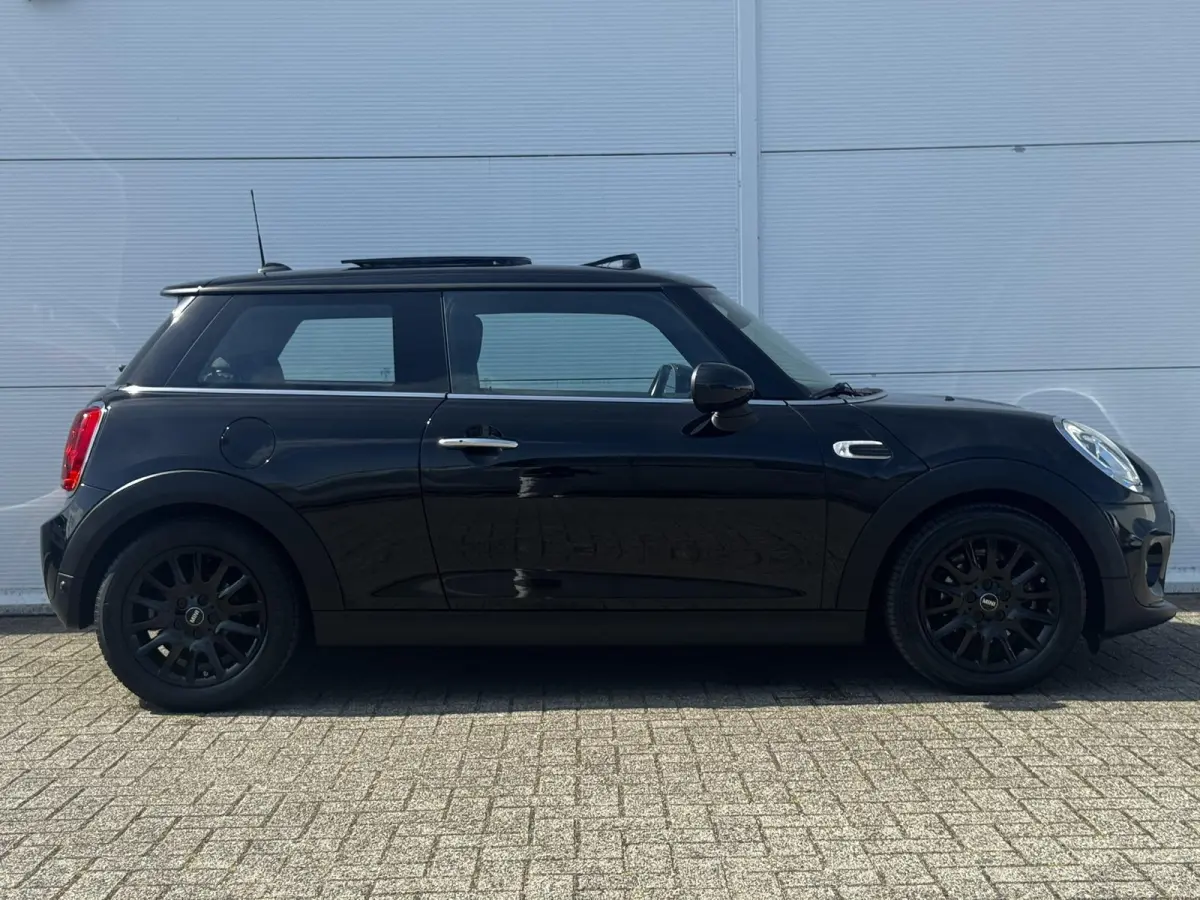 1.5 Cooper Pepper Serious Business / Stoelverwarming voor / Navigatie / Parkeersensoren achter / Panorama Dak /  Airco Climate Control