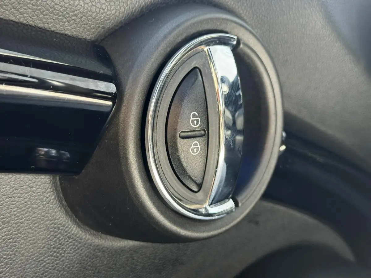 1.5 Cooper Pepper Serious Business / Stoelverwarming voor / Navigatie / Parkeersensoren achter / Panorama Dak /  Airco Climate Control