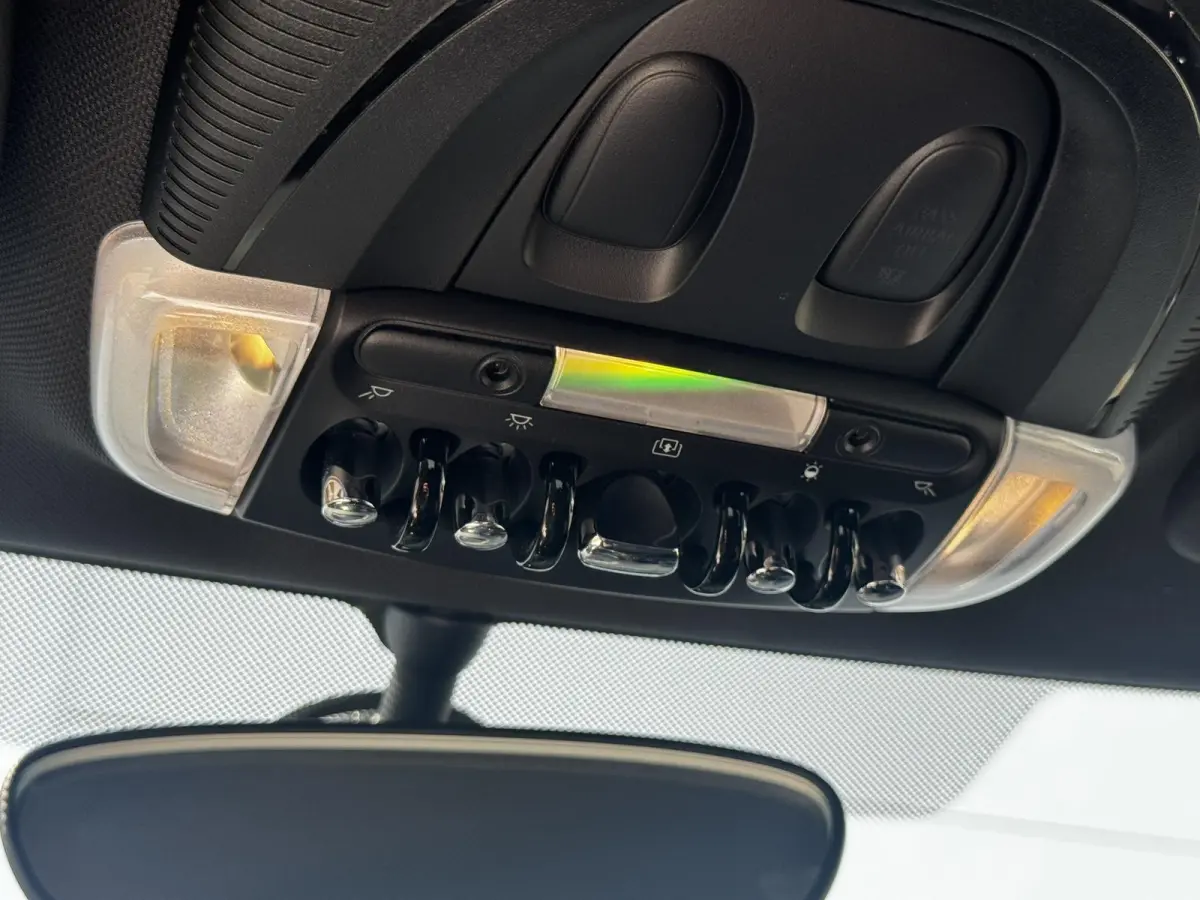 1.5 Cooper Pepper Serious Business / Stoelverwarming voor / Navigatie / Parkeersensoren achter / Panorama Dak /  Airco Climate Control