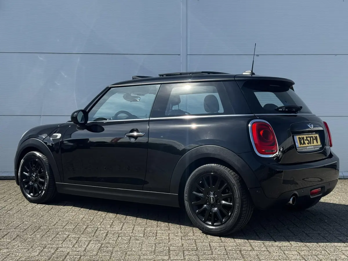 1.5 Cooper Pepper Serious Business / Stoelverwarming voor / Navigatie / Parkeersensoren achter / Panorama Dak /  Airco Climate Control