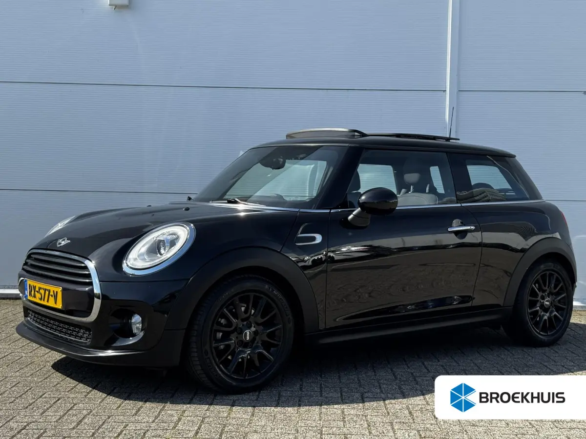 1.5 Cooper Pepper Serious Business / Stoelverwarming voor / Navigatie / Parkeersensoren achter / Panorama Dak /  Airco Climate Control