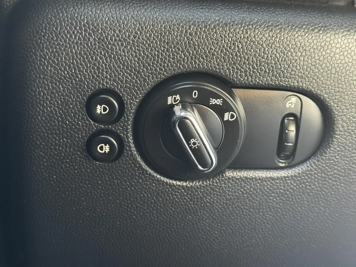 1.5 Cooper Pepper Serious Business / Stoelverwarming voor / Navigatie / Parkeersensoren achter / Panorama Dak /  Airco Climate Control