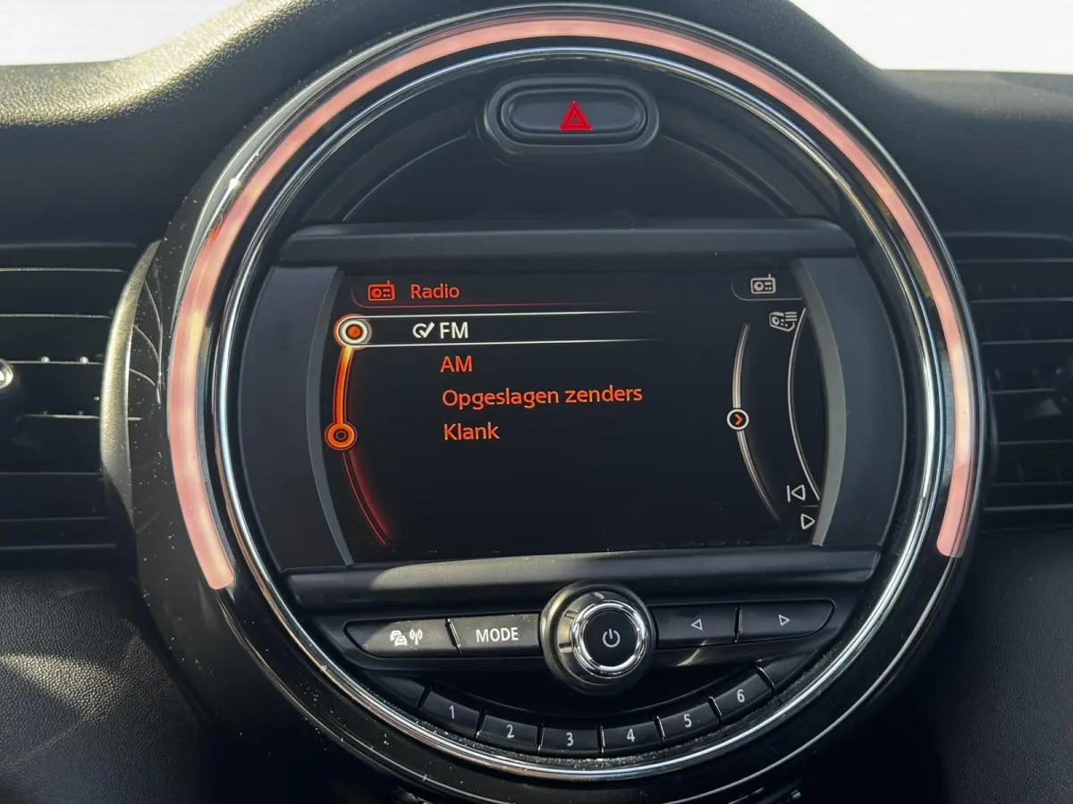 1.5 Cooper Pepper Serious Business / Stoelverwarming voor / Navigatie / Parkeersensoren achter / Panorama Dak /  Airco Climate Control