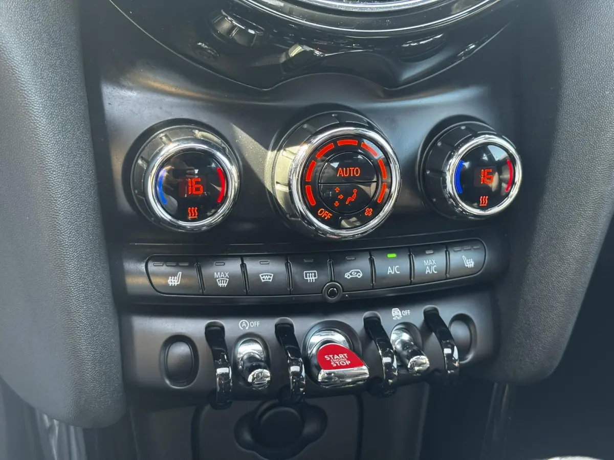 1.5 Cooper Pepper Serious Business / Stoelverwarming voor / Navigatie / Parkeersensoren achter / Panorama Dak /  Airco Climate Control