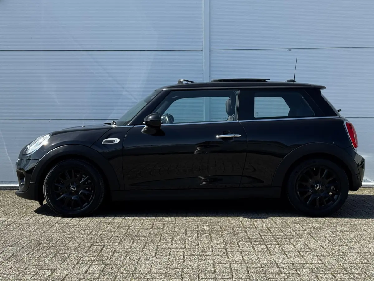 1.5 Cooper Pepper Serious Business / Stoelverwarming voor / Navigatie / Parkeersensoren achter / Panorama Dak /  Airco Climate Control