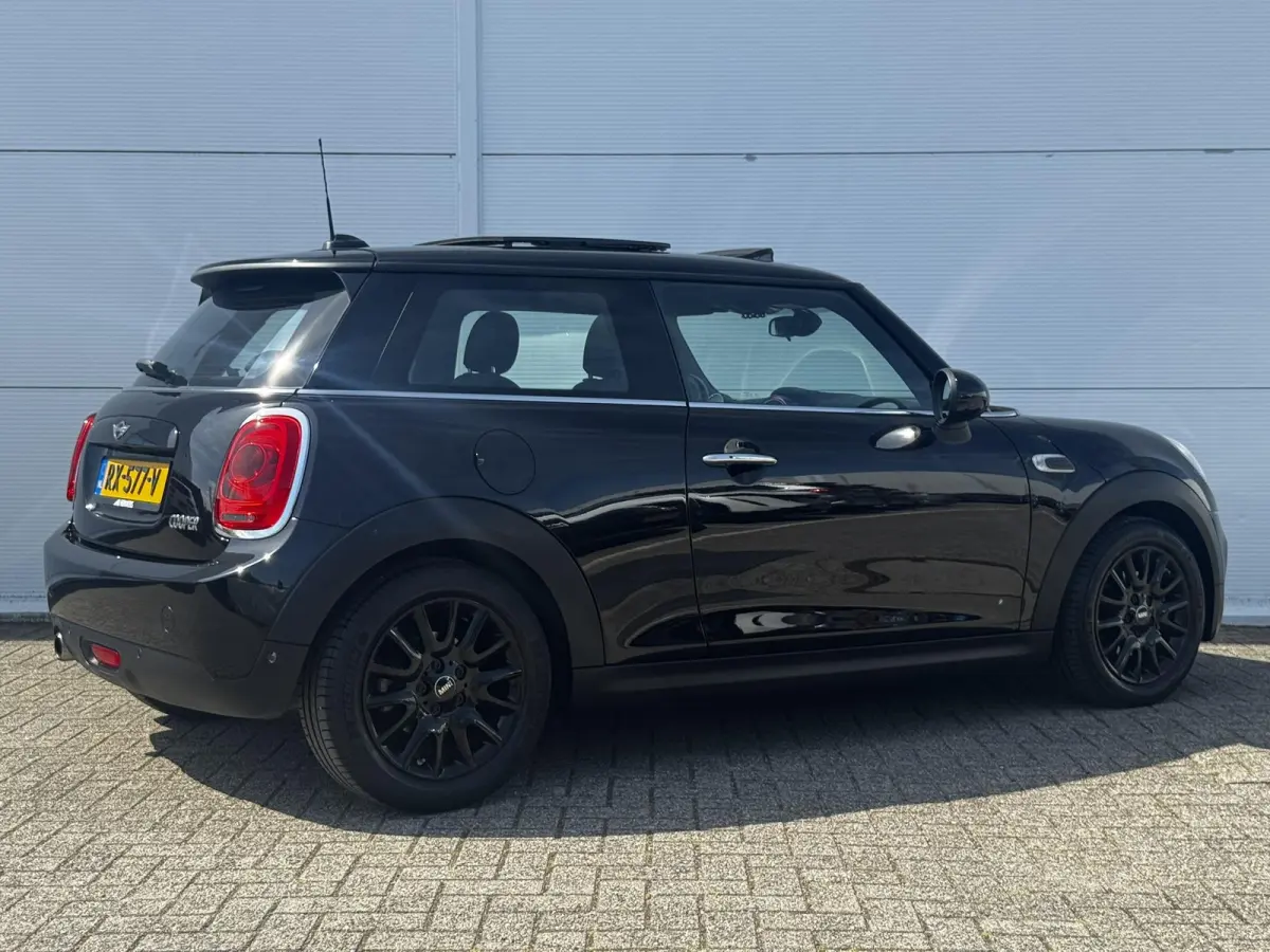 1.5 Cooper Pepper Serious Business / Stoelverwarming voor / Navigatie / Parkeersensoren achter / Panorama Dak /  Airco Climate Control