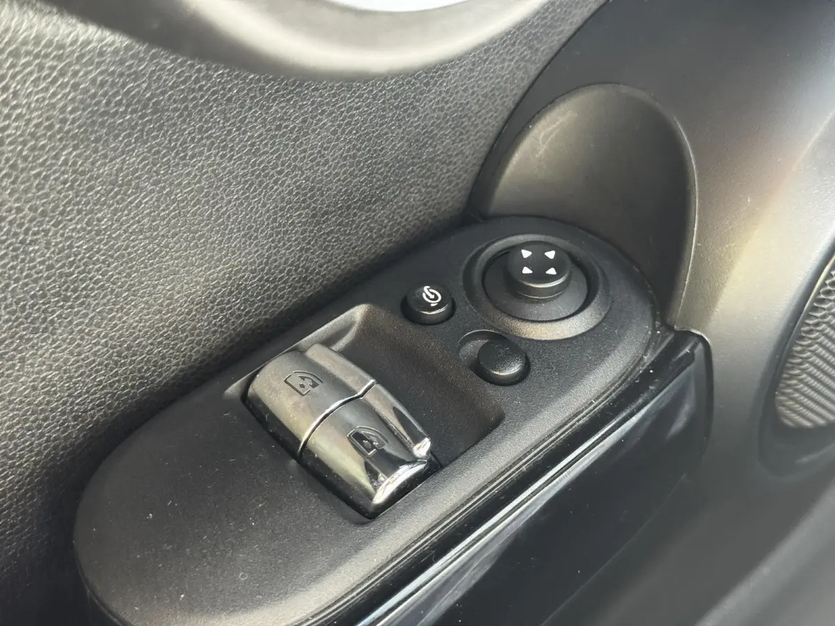 1.5 Cooper Pepper Serious Business / Stoelverwarming voor / Navigatie / Parkeersensoren achter / Panorama Dak /  Airco Climate Control