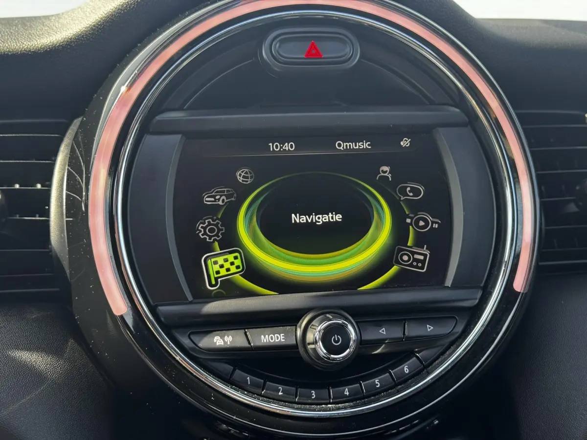 1.5 Cooper Pepper Serious Business / Stoelverwarming voor / Navigatie / Parkeersensoren achter / Panorama Dak /  Airco Climate Control