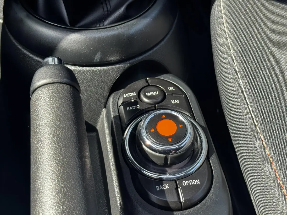 1.5 Cooper Pepper Serious Business / Stoelverwarming voor / Navigatie / Parkeersensoren achter / Panorama Dak /  Airco Climate Control