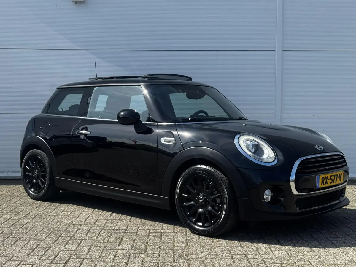 1.5 Cooper Pepper Serious Business / Stoelverwarming voor / Navigatie / Parkeersensoren achter / Panorama Dak /  Airco Climate Control
