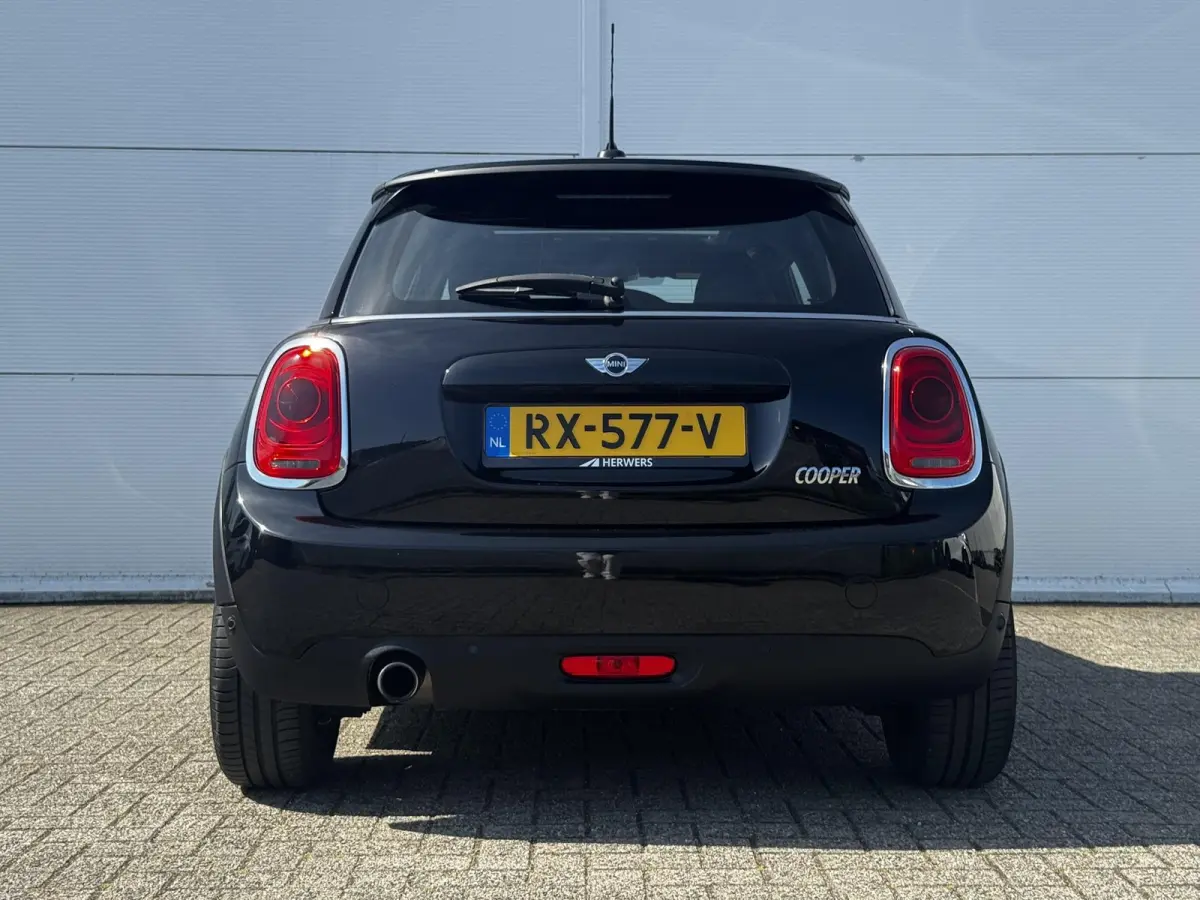 1.5 Cooper Pepper Serious Business / Stoelverwarming voor / Navigatie / Parkeersensoren achter / Panorama Dak /  Airco Climate Control