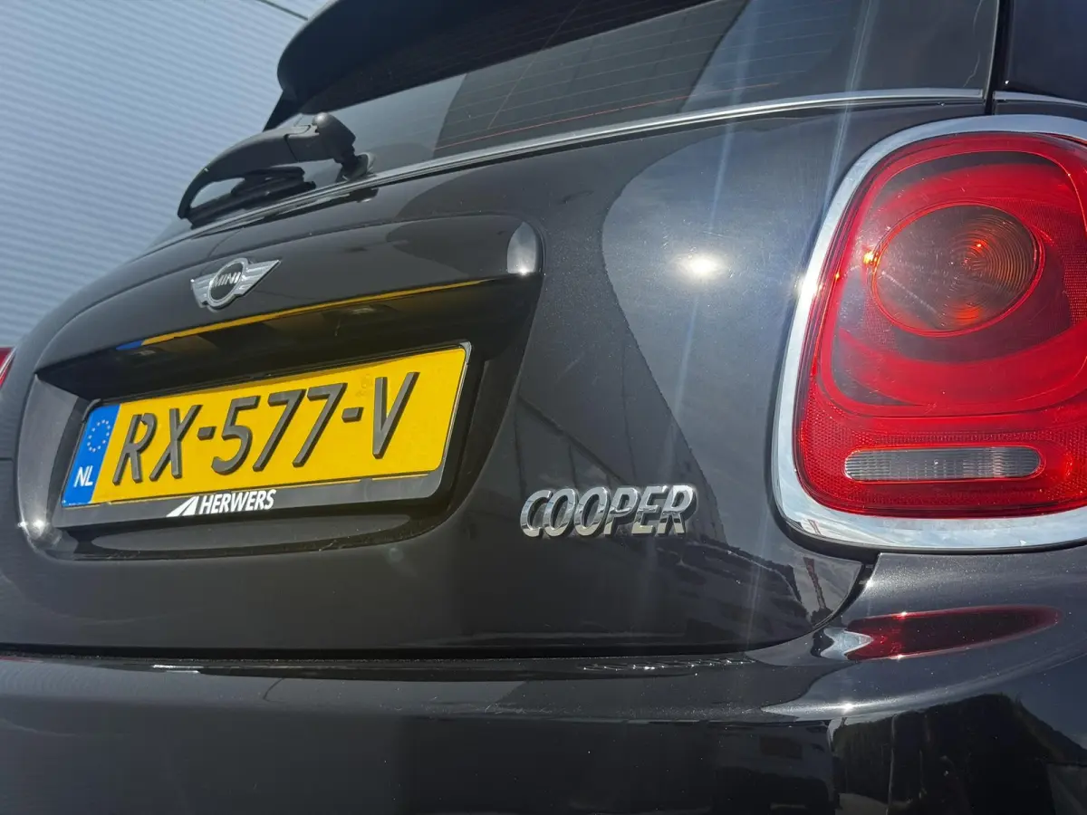 1.5 Cooper Pepper Serious Business / Stoelverwarming voor / Navigatie / Parkeersensoren achter / Panorama Dak /  Airco Climate Control