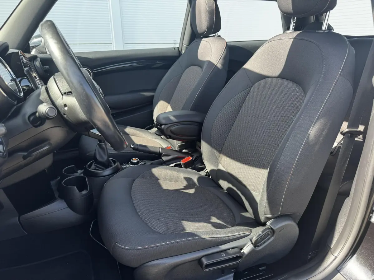 1.5 Cooper Pepper Serious Business / Stoelverwarming voor / Navigatie / Parkeersensoren achter / Panorama Dak /  Airco Climate Control