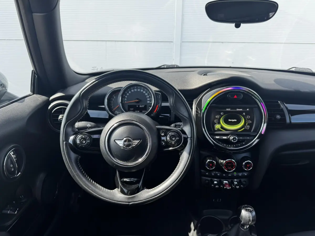 1.5 Cooper Pepper Serious Business / Stoelverwarming voor / Navigatie / Parkeersensoren achter / Panorama Dak /  Airco Climate Control