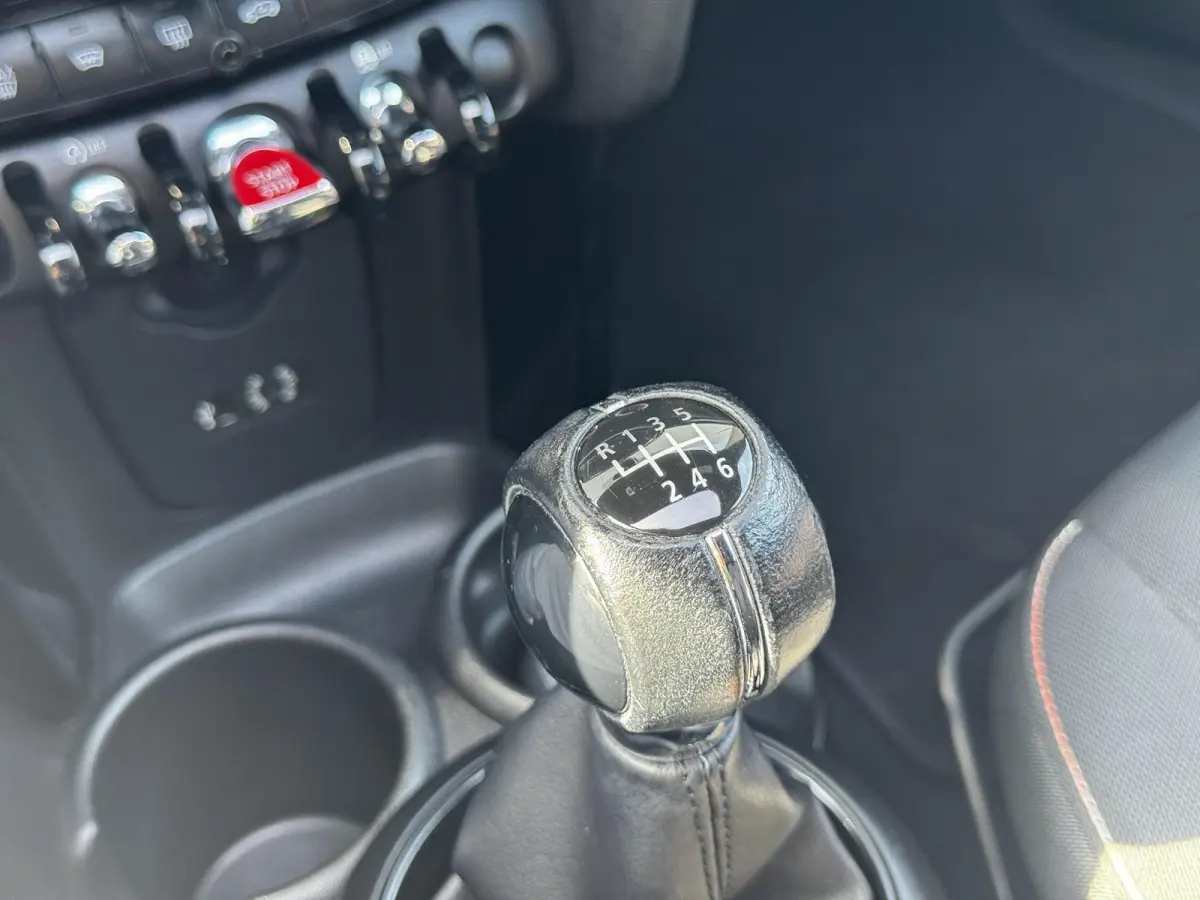 1.5 Cooper Pepper Serious Business / Stoelverwarming voor / Navigatie / Parkeersensoren achter / Panorama Dak /  Airco Climate Control