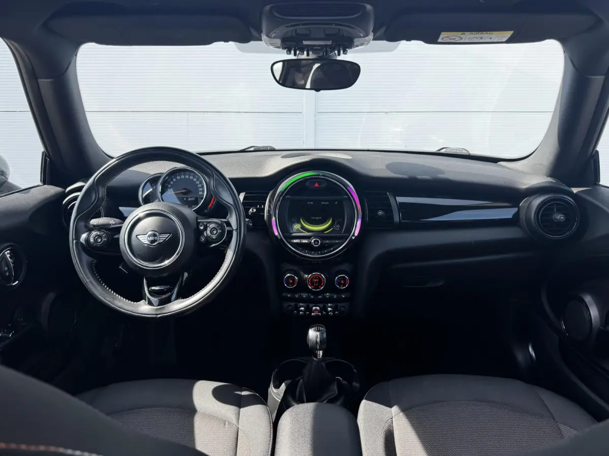 1.5 Cooper Pepper Serious Business / Stoelverwarming voor / Navigatie / Parkeersensoren achter / Panorama Dak /  Airco Climate Control