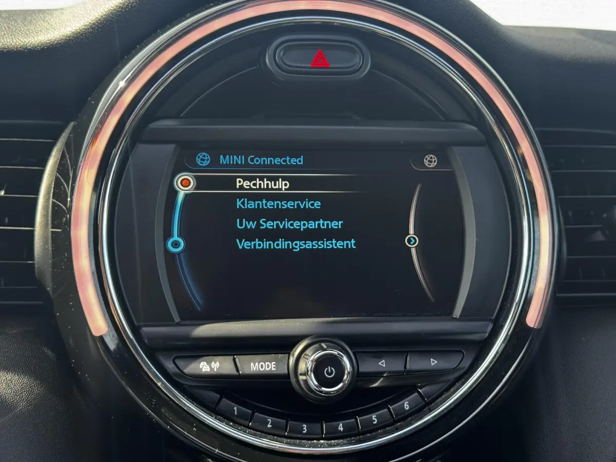 1.5 Cooper Pepper Serious Business / Stoelverwarming voor / Navigatie / Parkeersensoren achter / Panorama Dak /  Airco Climate Control