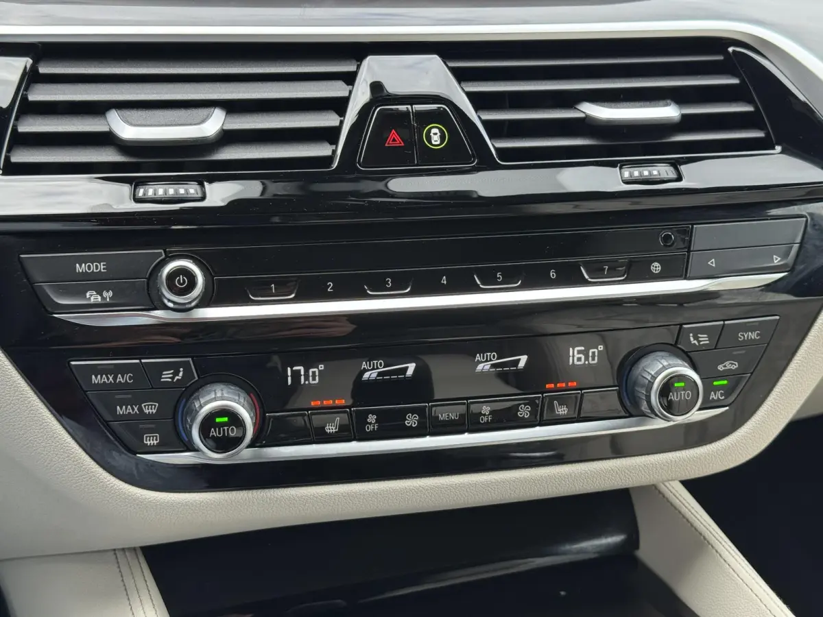 530e High Executive INDIVIDUAL / Dealer Onderhouden / Harman Kardon / 1.700 kg Trekgewicht / Elektrische Verstelbare Stoelen / Stoelverwarming / Parkeersensoren Voor en Achter / Elek. Achter