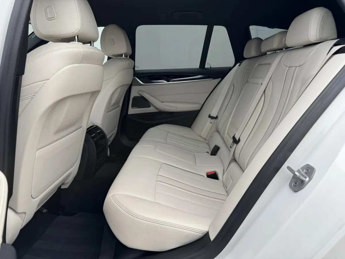530e High Executive INDIVIDUAL / Dealer Onderhouden / Harman Kardon / 1.700 kg Trekgewicht / Elektrische Verstelbare Stoelen / Stoelverwarming / Parkeersensoren Voor en Achter / Elek. Achter