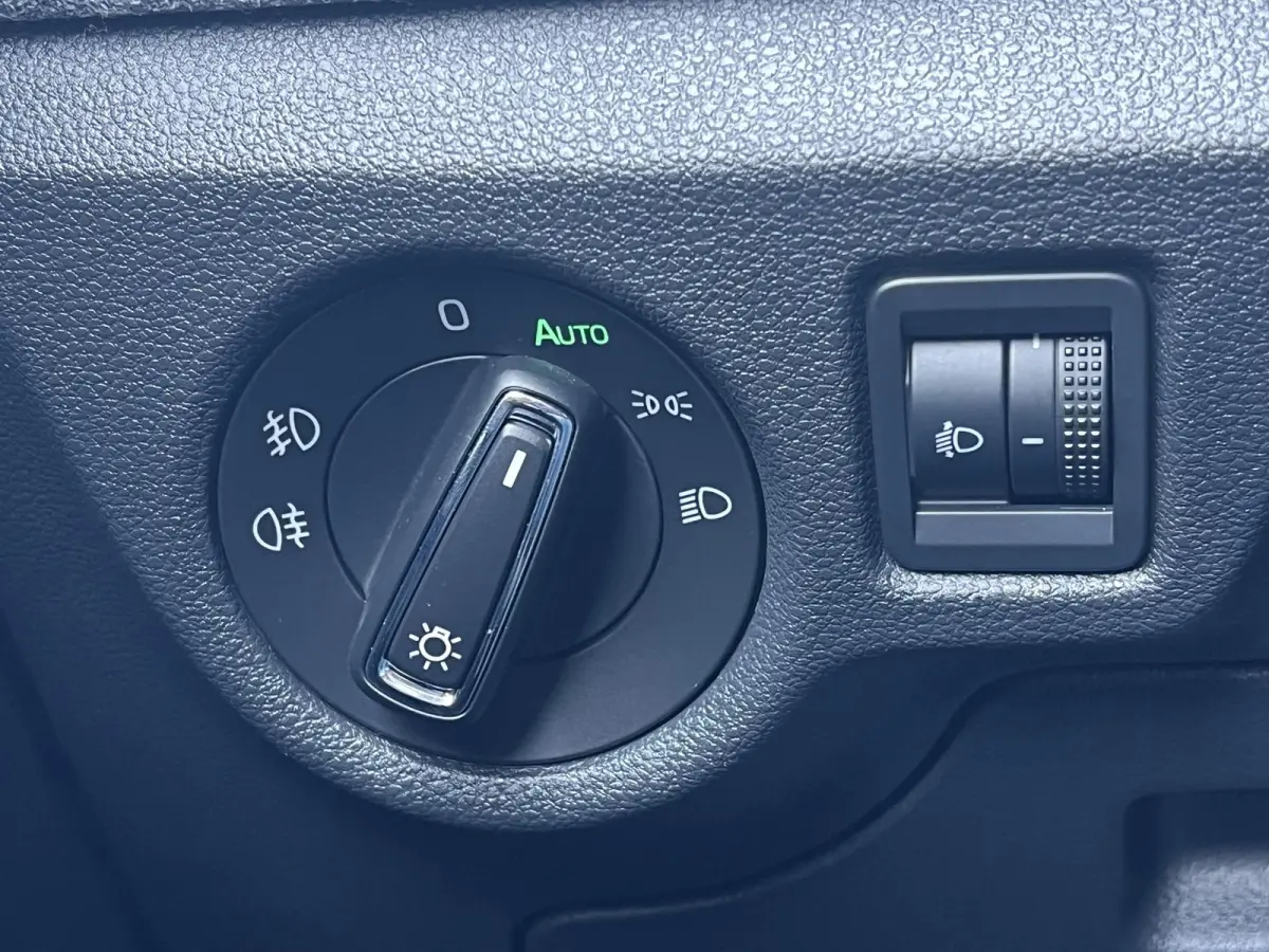 1.0 TSI Selection / Garantie tot 02-2029 tot 60.000km / Cruise Control / Camera / Navigatie via Apple Carplay Android / Climate Control / 16" LM wielen /