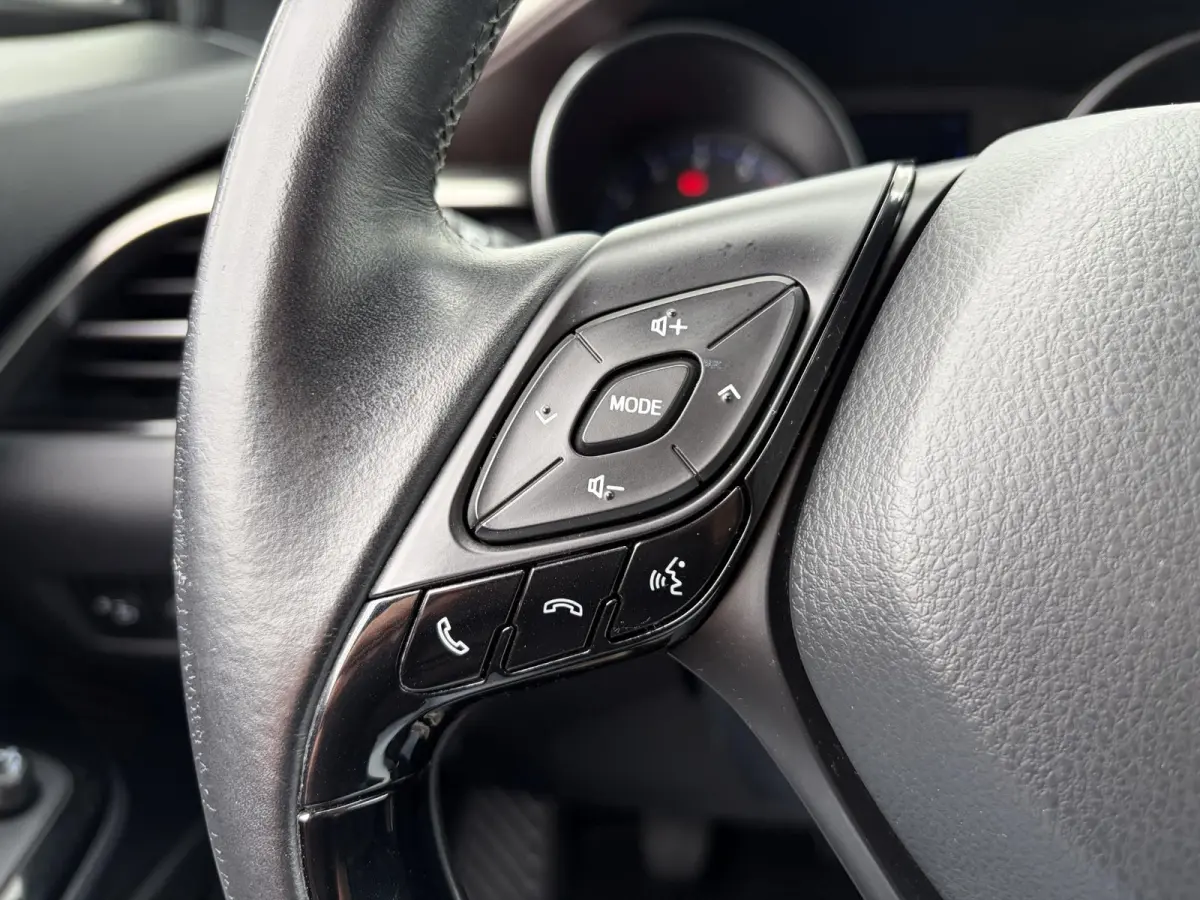 1.2 First Edition / Afn.Trekhaak (  1300 kg ) / Cruise control adaptief /  Navigatiesysteem / Leer /