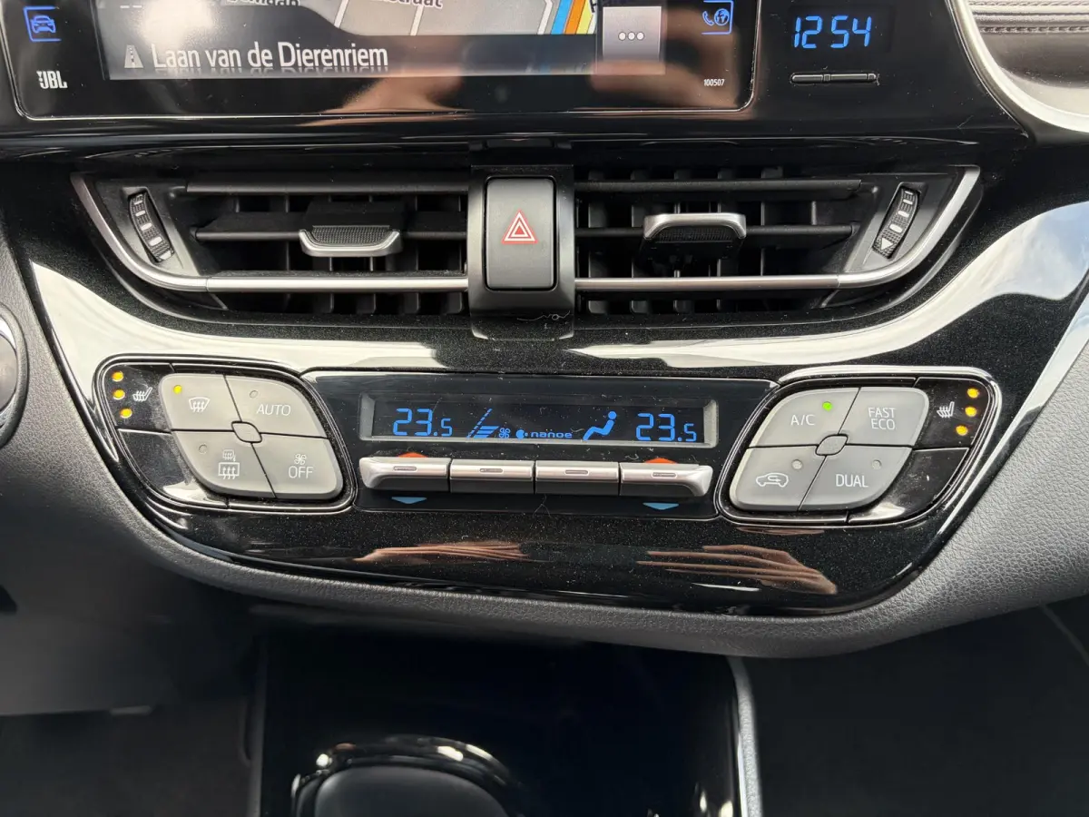 1.2 First Edition / Afn.Trekhaak (  1300 kg ) / Cruise control adaptief /  Navigatiesysteem / Leer /