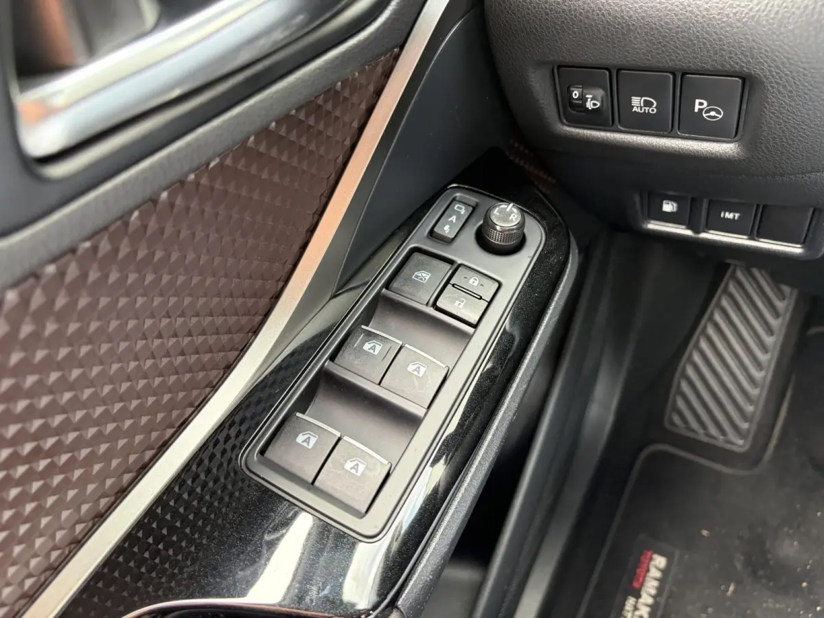 1.2 First Edition / Afn.Trekhaak (  1300 kg ) / Cruise control adaptief /  Navigatiesysteem / Leer /