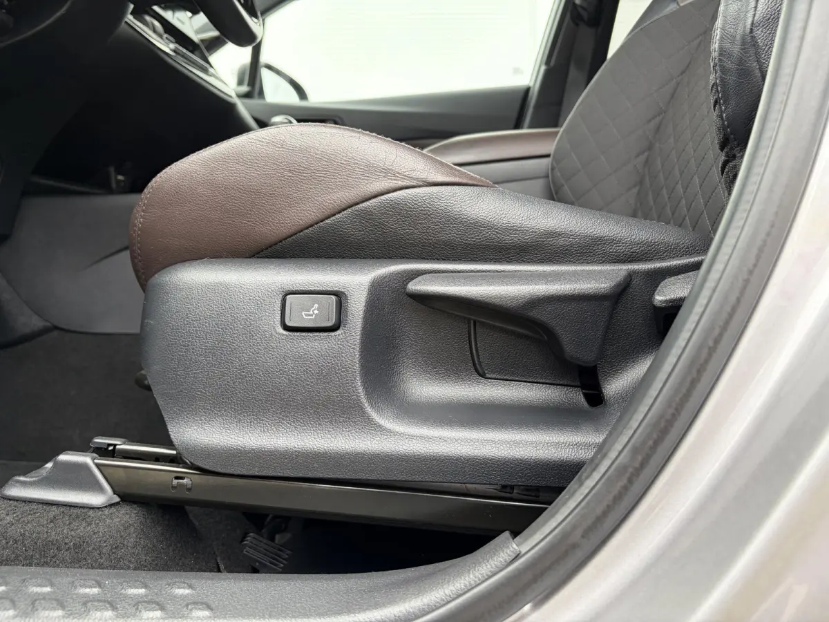 1.2 First Edition / Afn.Trekhaak (  1300 kg ) / Cruise control adaptief /  Navigatiesysteem / Leer /