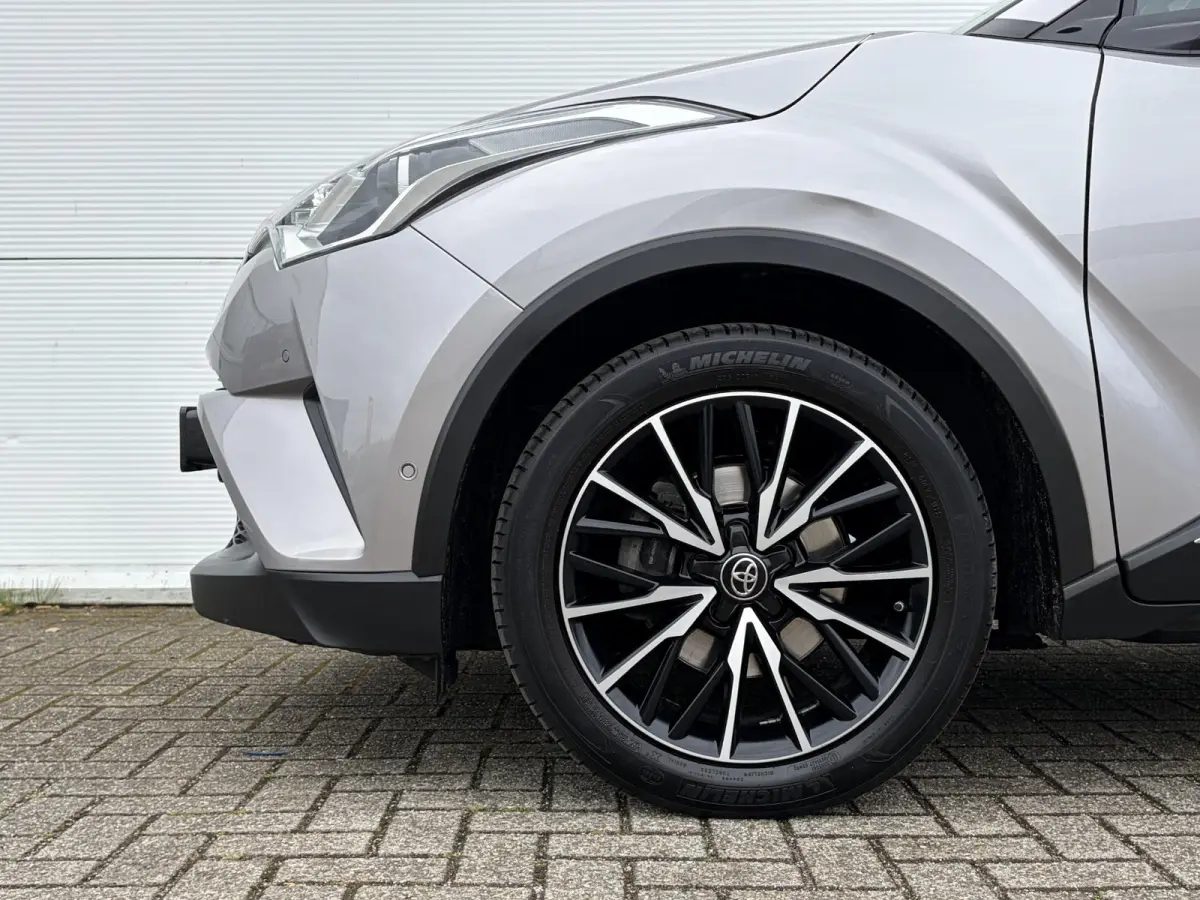 1.2 First Edition / Afn.Trekhaak (  1300 kg ) / Cruise control adaptief /  Navigatiesysteem / Leer /