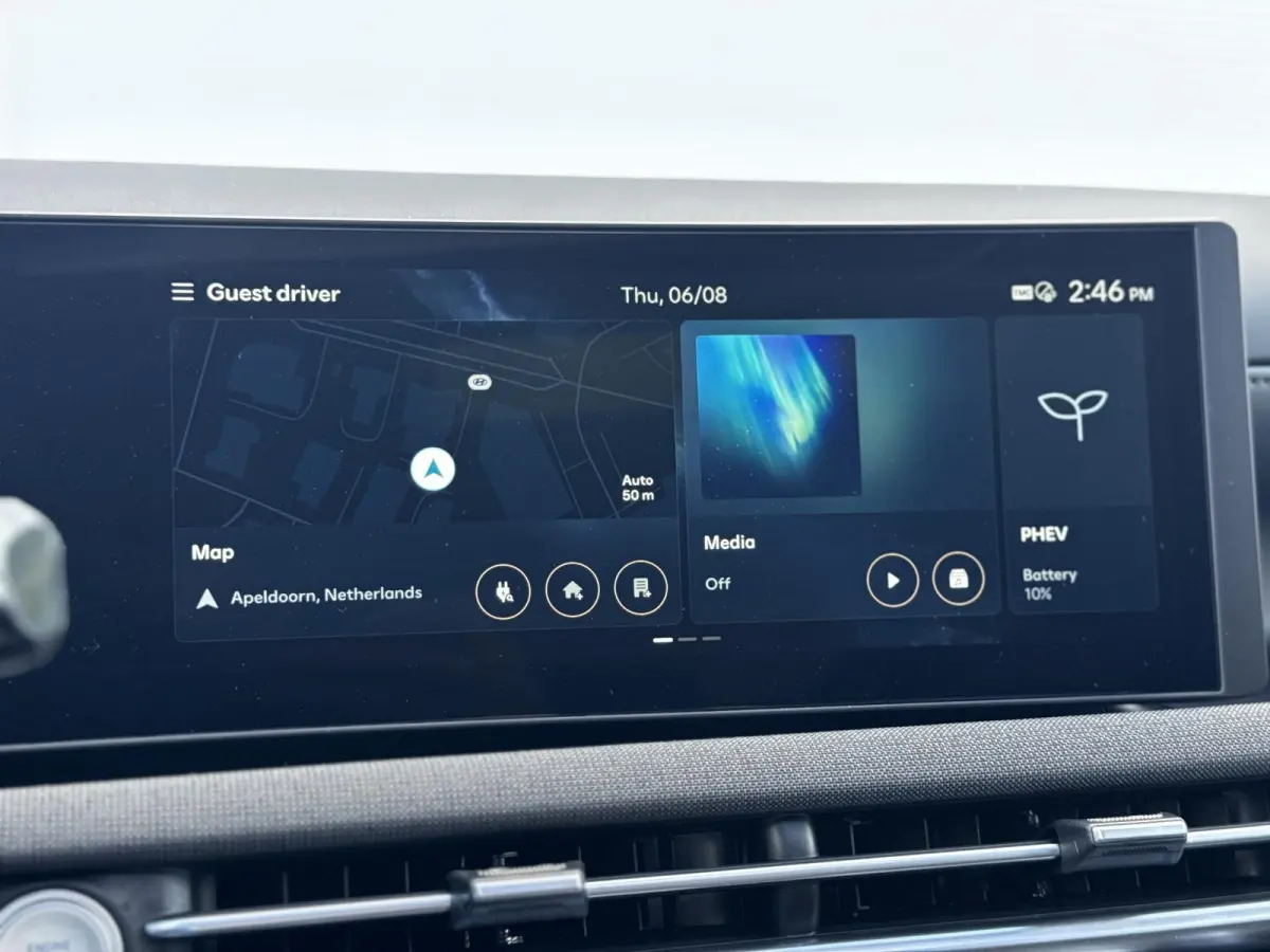 1.6 T-GDI PHEV Premium Sky/ €6.000,- Voordeel / Modeljaar 2026 / Direct beschikbaar / Rijklaarprijs / 19-inch lichtmetalen velgen | Cypress Green | elektrisch glazen panorama-dak | Apple C