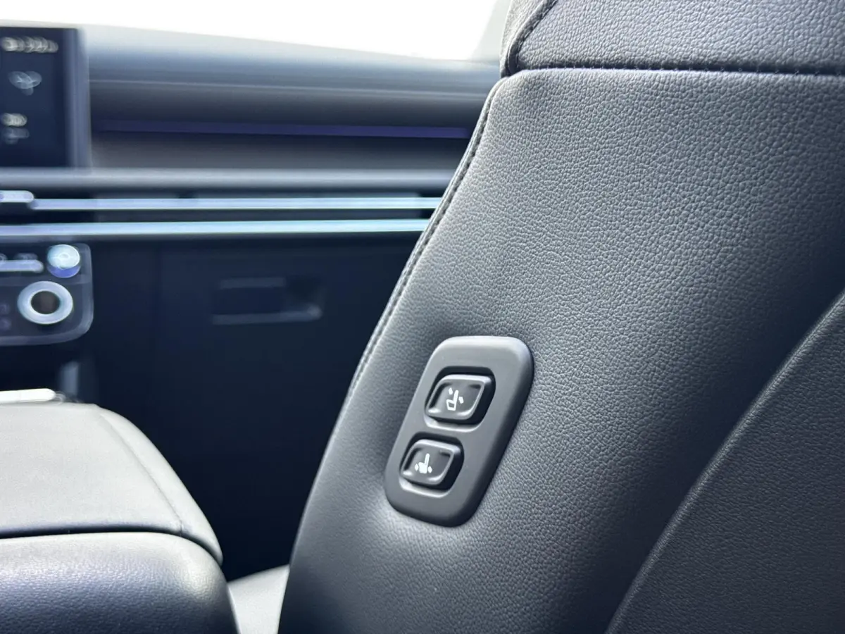 1.6 T-GDI PHEV Premium Sky/ €6.000,- Voordeel / Modeljaar 2026 / Direct beschikbaar / Rijklaarprijs / 19-inch lichtmetalen velgen | Cypress Green | elektrisch glazen panorama-dak | Apple C