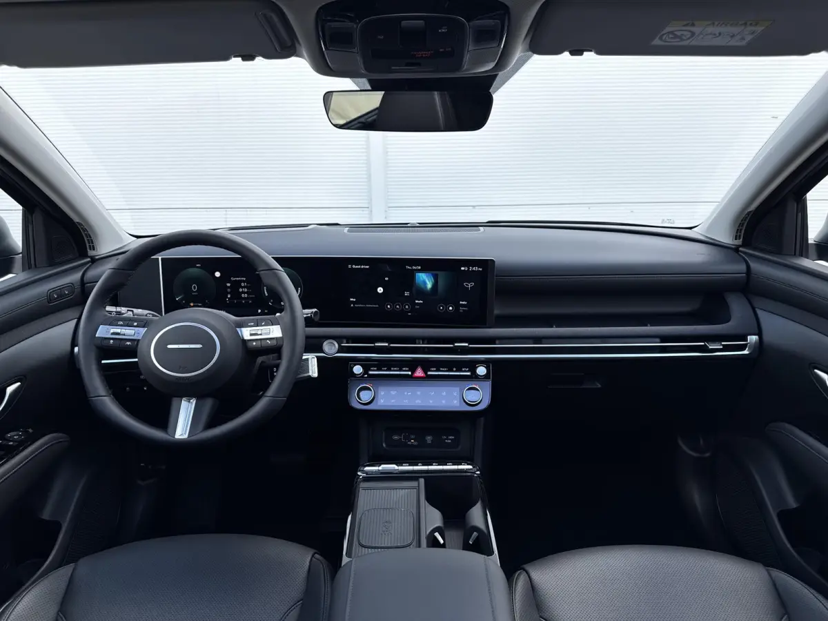 1.6 T-GDI PHEV Premium Sky/ €6.000,- Voordeel / Modeljaar 2026 / Direct beschikbaar / Rijklaarprijs / 19-inch lichtmetalen velgen | Cypress Green | elektrisch glazen panorama-dak | Apple C